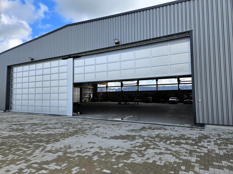 Sektionaltor mit verfahrbarer Mittelstütze